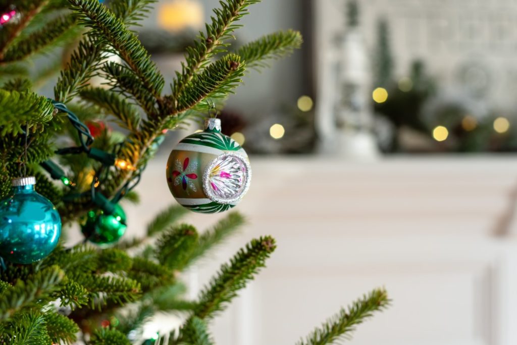 Simple and Efficient Holiday House Cleaning: Tips and Tricks To Tidy Up Your Home 10 home interior christmas christmas tree holiday living room decorations holiday spirit holiday decor t20 omvaaA